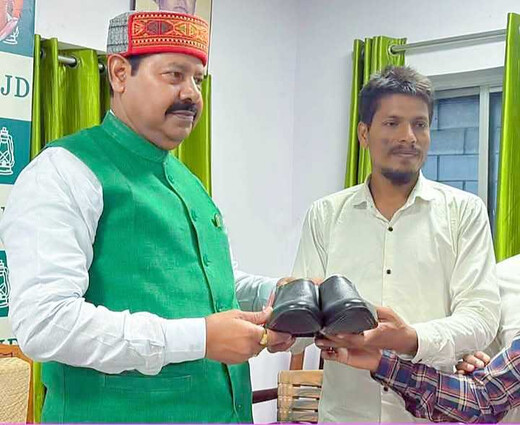 घूसखोर सचिव पर भड़के विश्व युवा परिषद के अध्यक्ष, भाई वीरेंद्र को जूता भेंट कर जताया आभार